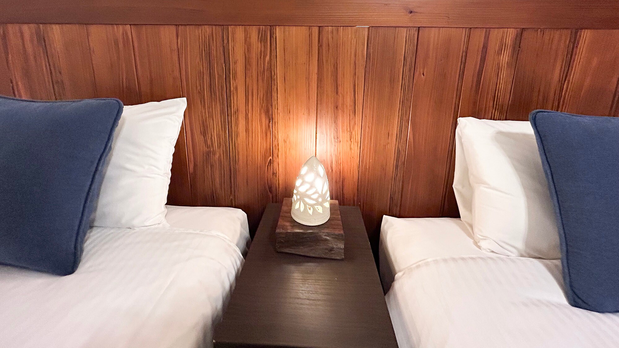 ・[Triple room] Cute lamp by the bed