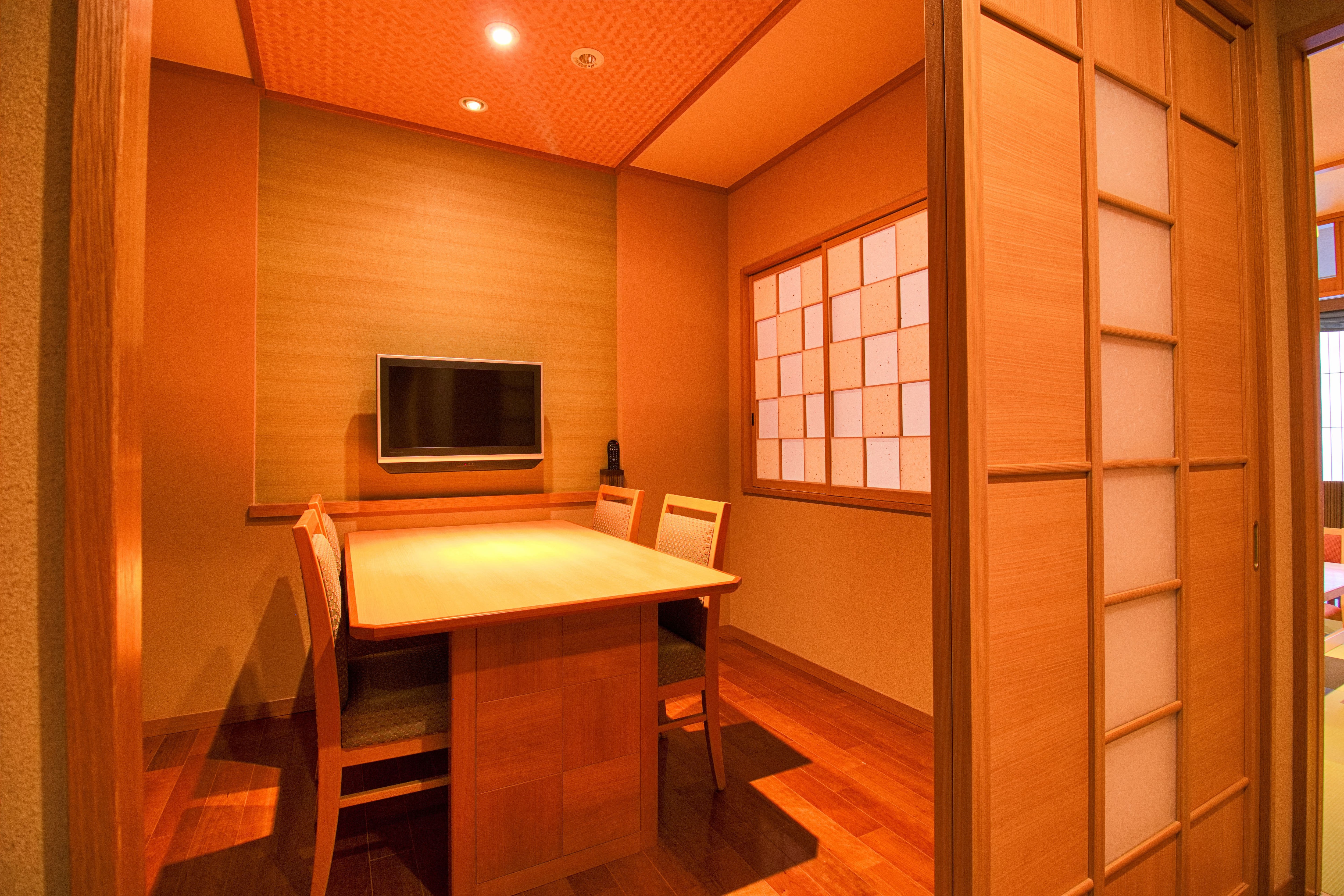 Three exclusive dining rooms: "Hakuji", "Kohaku", and "Akane" [Reception Floor Sadori]