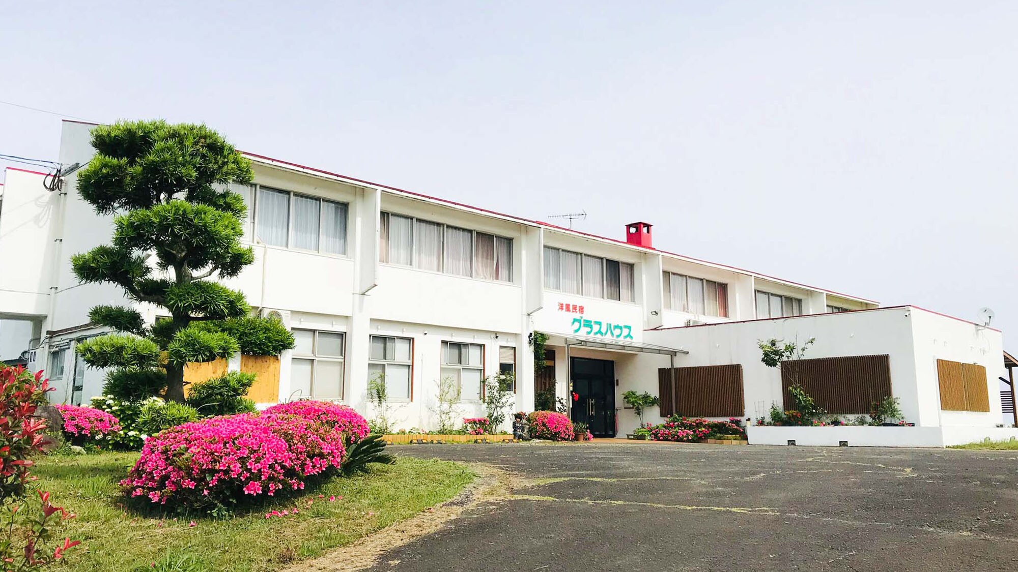 ・ Approximately 5 minutes by car from Tabira Hiradoguchi Station. A guest house overlooking the Genkai Sea