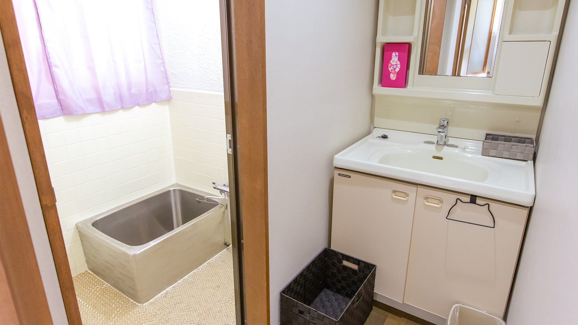 ・[Japanese-style room for 4 people] A well-cleaned vanity and bathroom