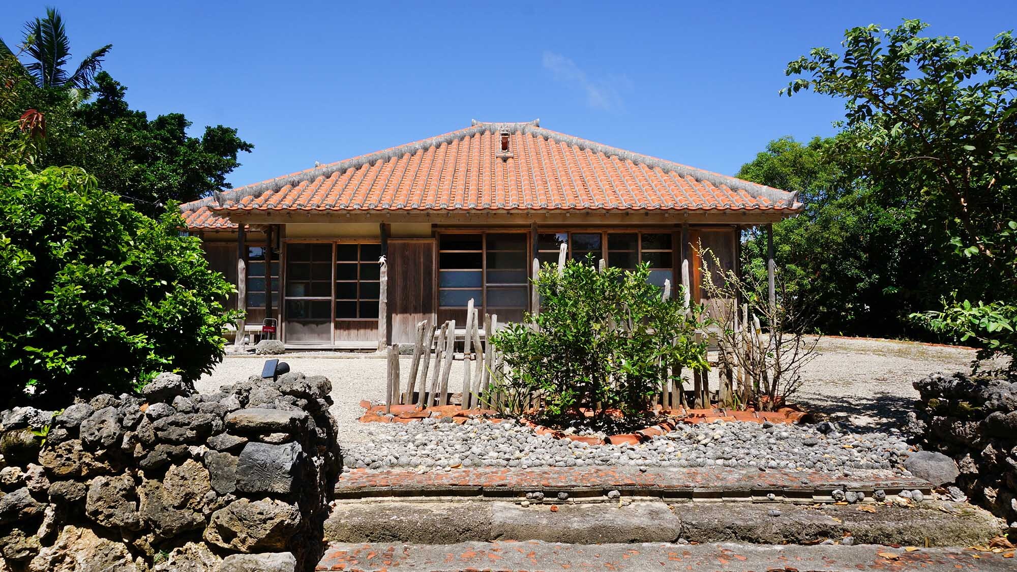 ・"Sangohi" exterior: A traditionally renovated house built in the Meiji period. A charming building.