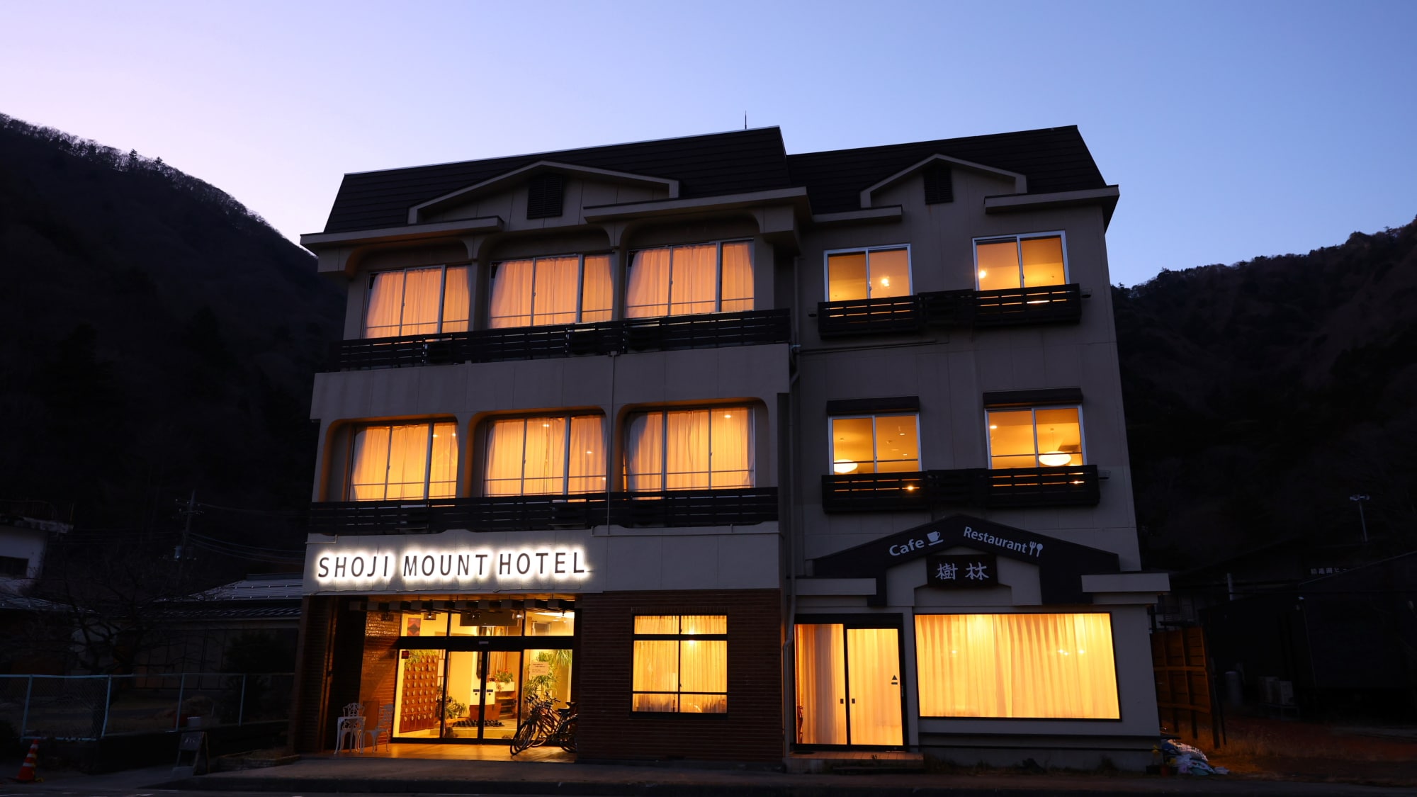 【外观】酒店灯光柔和，静谧地迎接宾客。