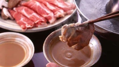 Thưởng thức món lẩu shabu-shabu thịt bò Wagyu Okayama với nước sốt mè và nước sốt ponzu tự làm của chúng tôi.