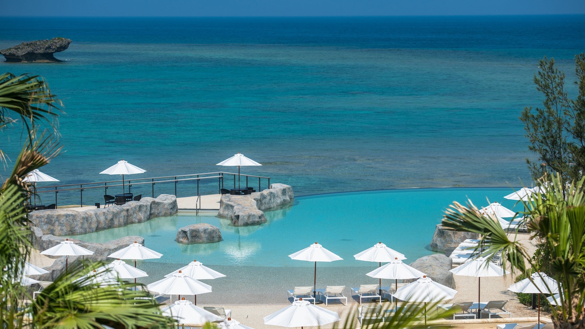 [Lagoon] An outdoor infinity pool that uses circulating seawater, a rare sight in the prefecture