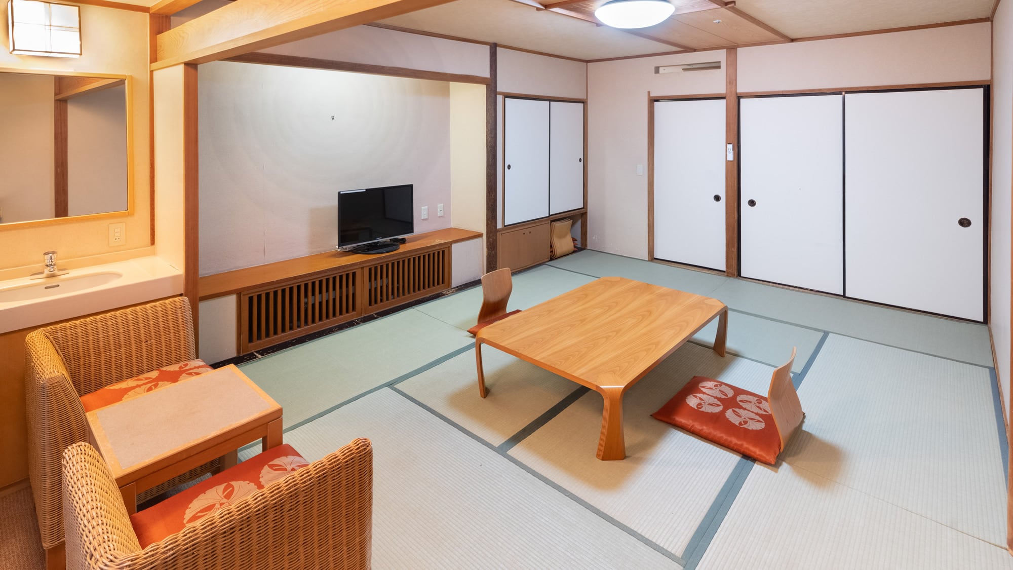 [日式房間10張榻榻米]與秋湯畑周邊相比，您可以度過安靜輕鬆的時光。
