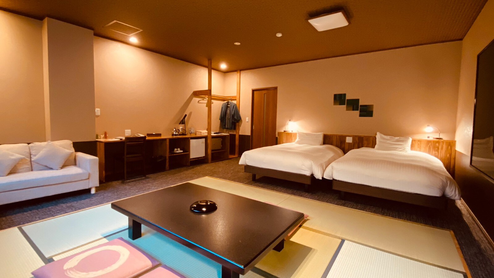 [East Wing/Modern Japanese Twin Room] Spacious room along the stream/Tatami room, twin room, 34 square meters
