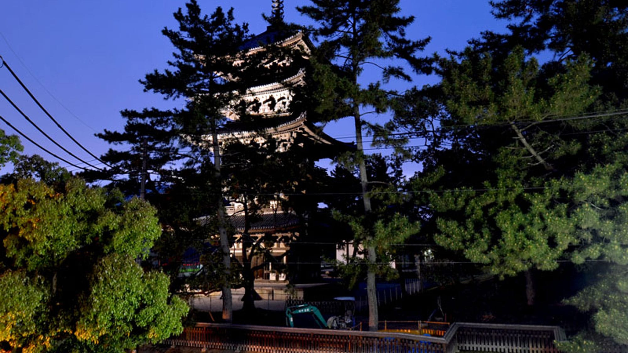 *当館目の前の五重塔は夜はライトアップされます。お部屋の窓からご覧いただけますよ。 
