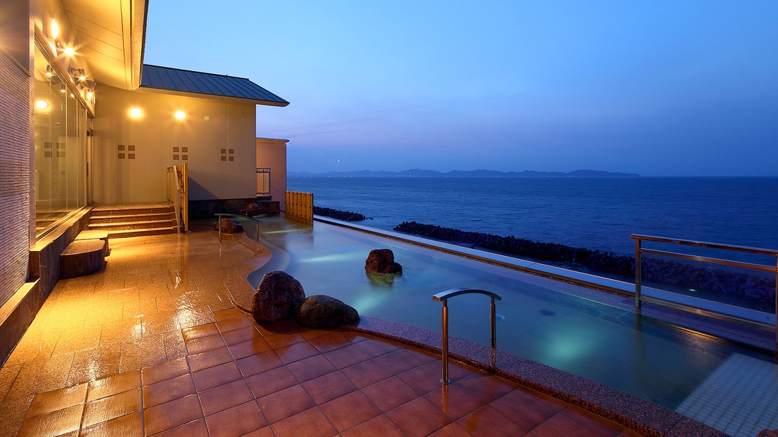  Infinity open-air bath where the sky, the sea and the hot springs are seamlessly connected