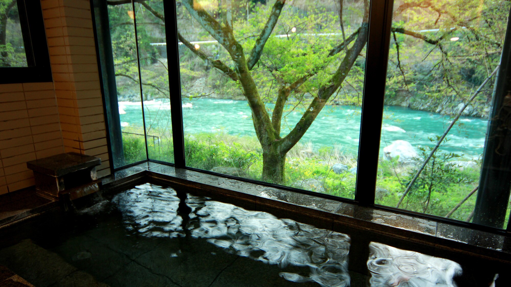 A panoramic bath overlooking the Ibi River