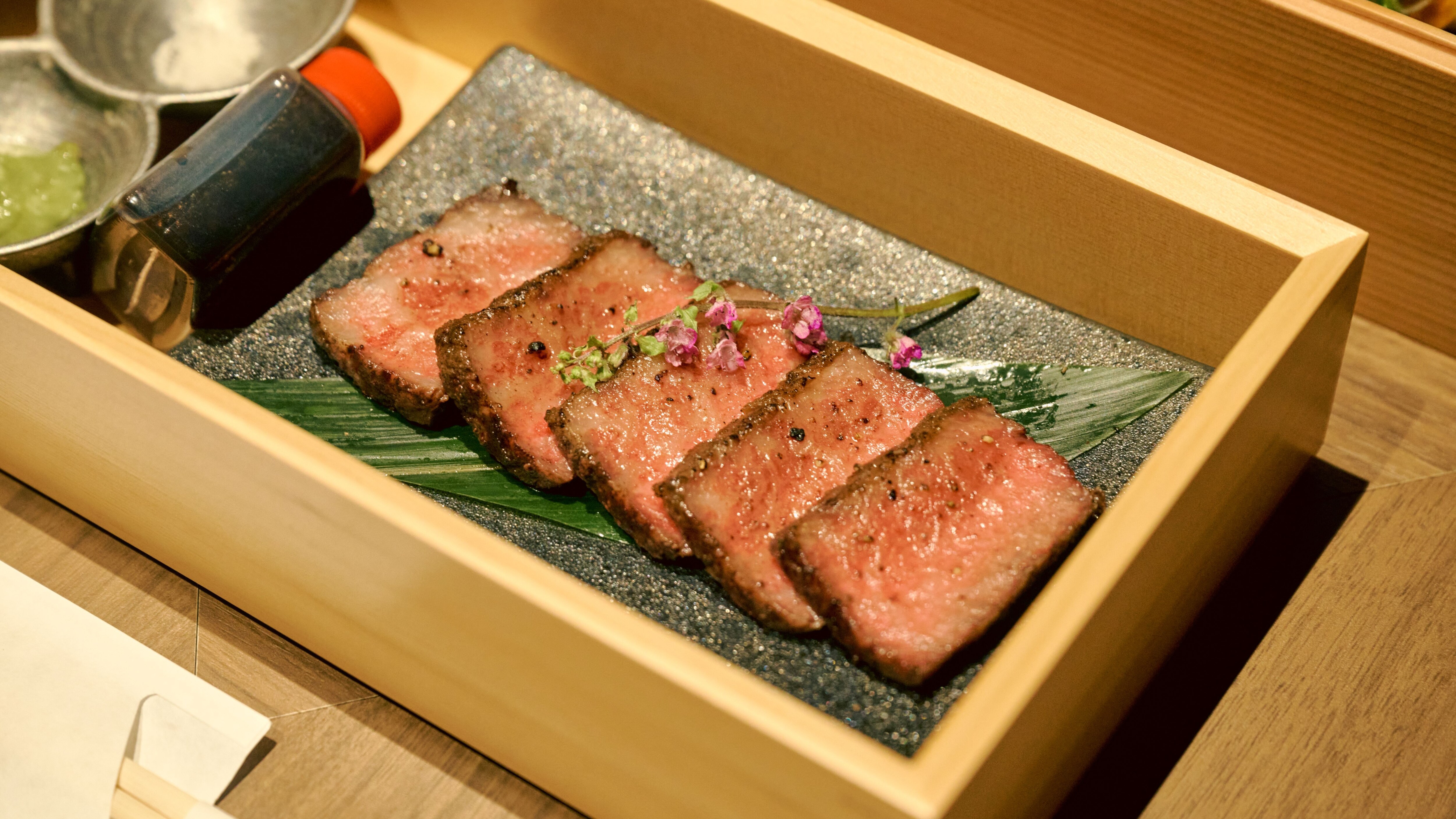 "Matsu Course" Kaiseki Osechi menggunakan bahan-bahan dari Miyazaki, seperti daging sapi Miyazaki Zabuton dan ayam Tsuma Jidori yang dipanggang dengan arang (gambar)