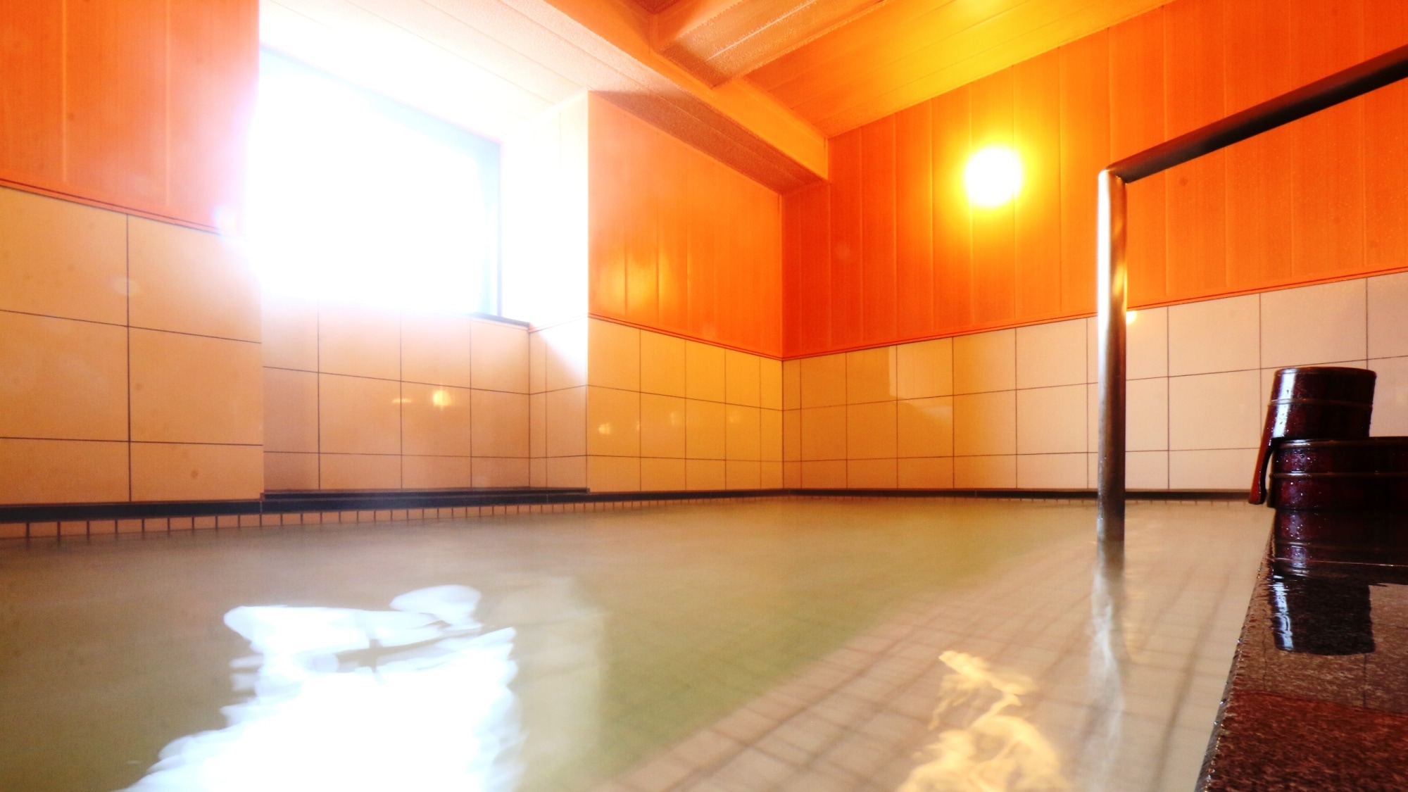 The renovated bath has a modern Japanese atmosphere.