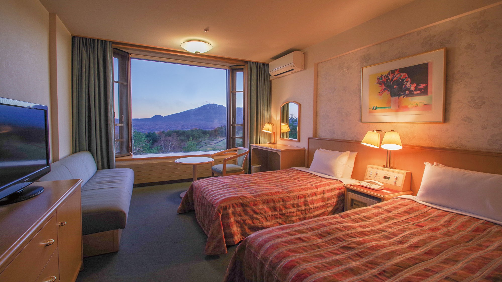 [Twin room] You can see the magnificent scenery from the large bay window.