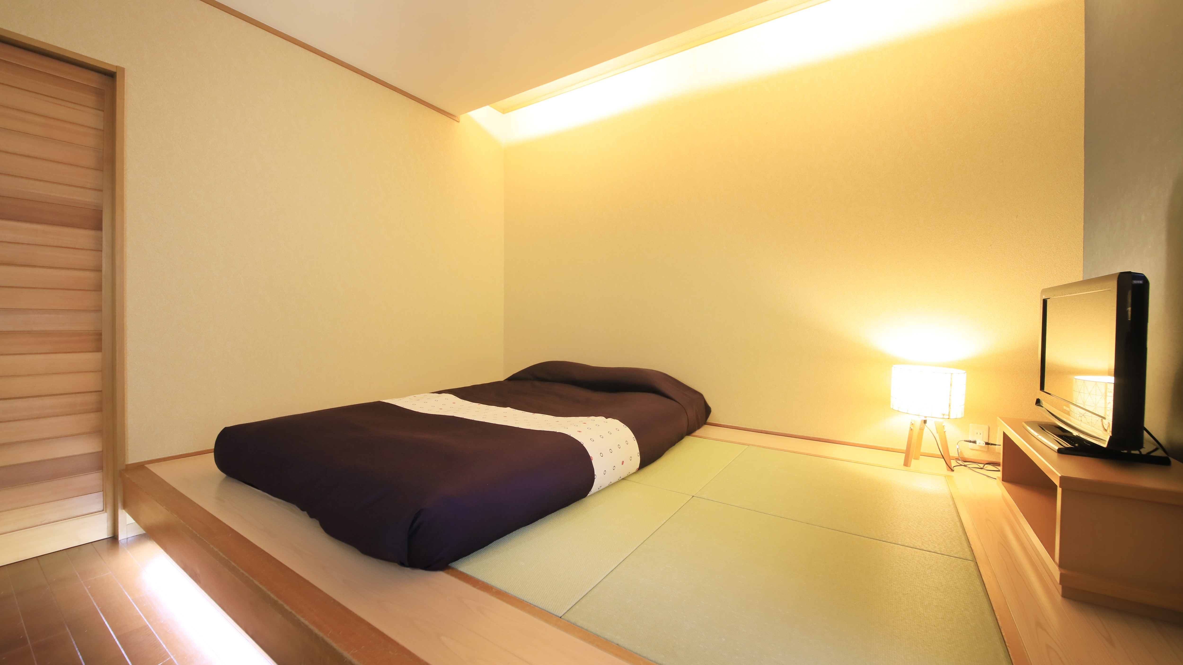 [Example of guest room] Guest room with open-air bath in the annex (double) & hellip; In a compact room equipped with a Japanese-style bed and shower booth.