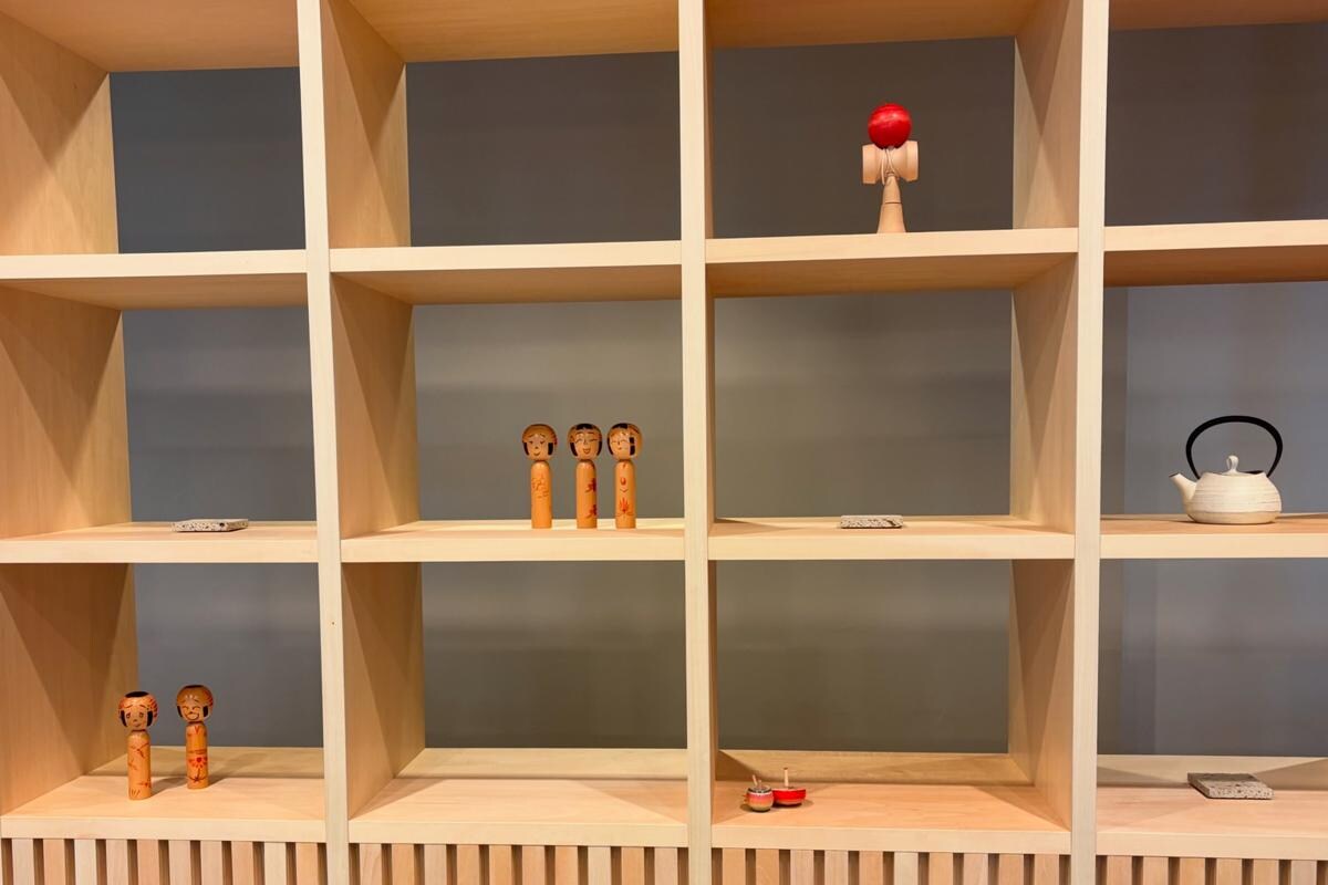 融合了木香與趣味的裝飾架