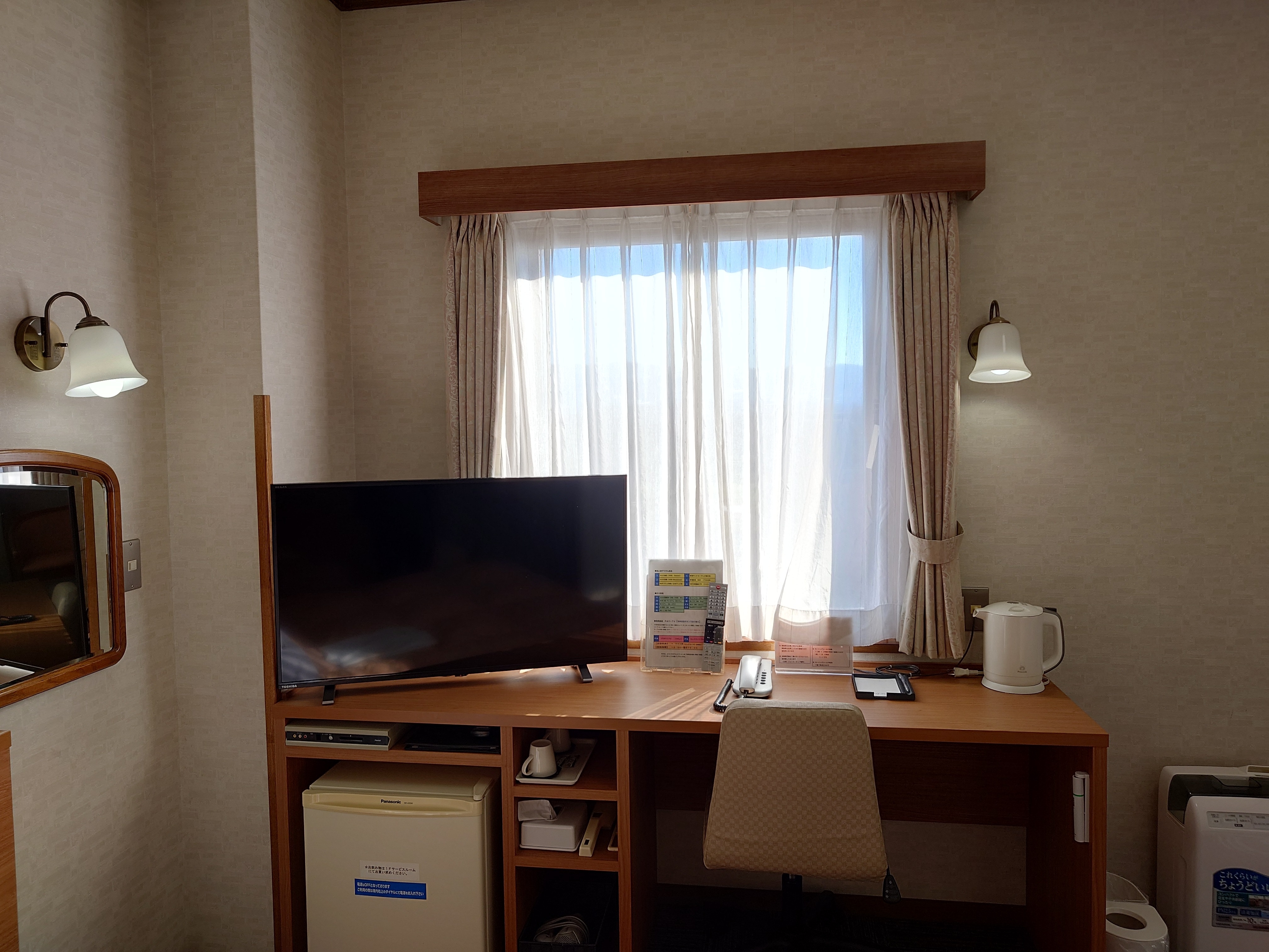 Twin room (desk)