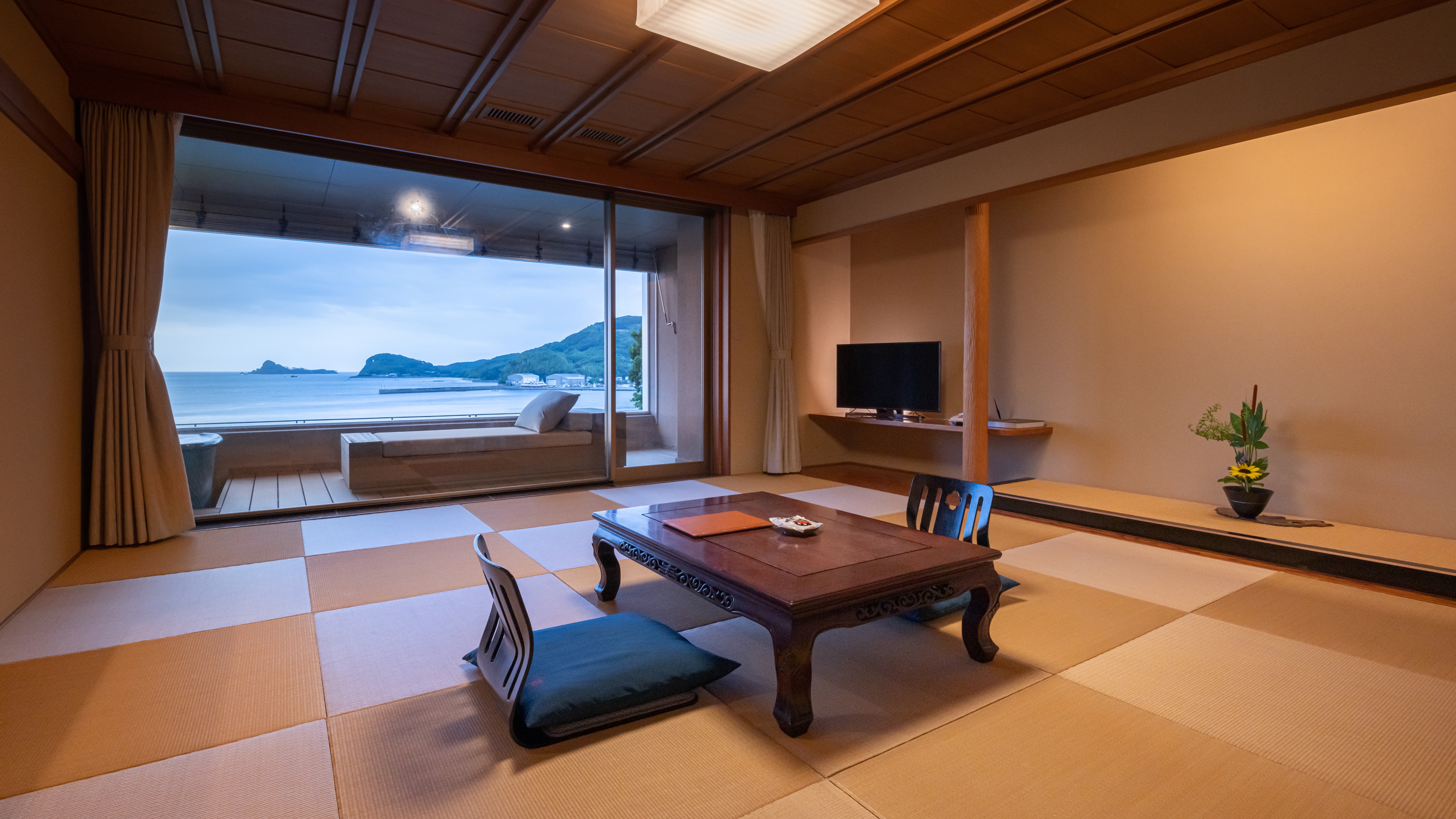 Corner Japanese-style room, source ocean open-air
