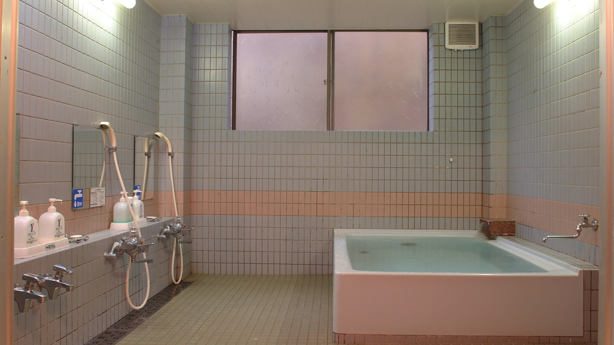 ・[Bathroom image] A bathtub where you can stretch your legs out