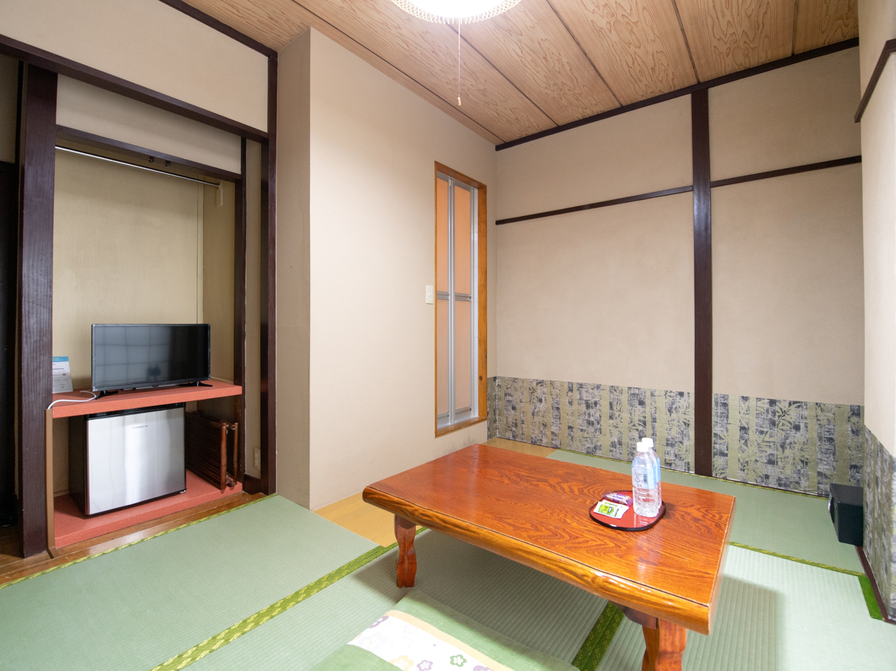 Japanese-style room 1 & minus; 3 people