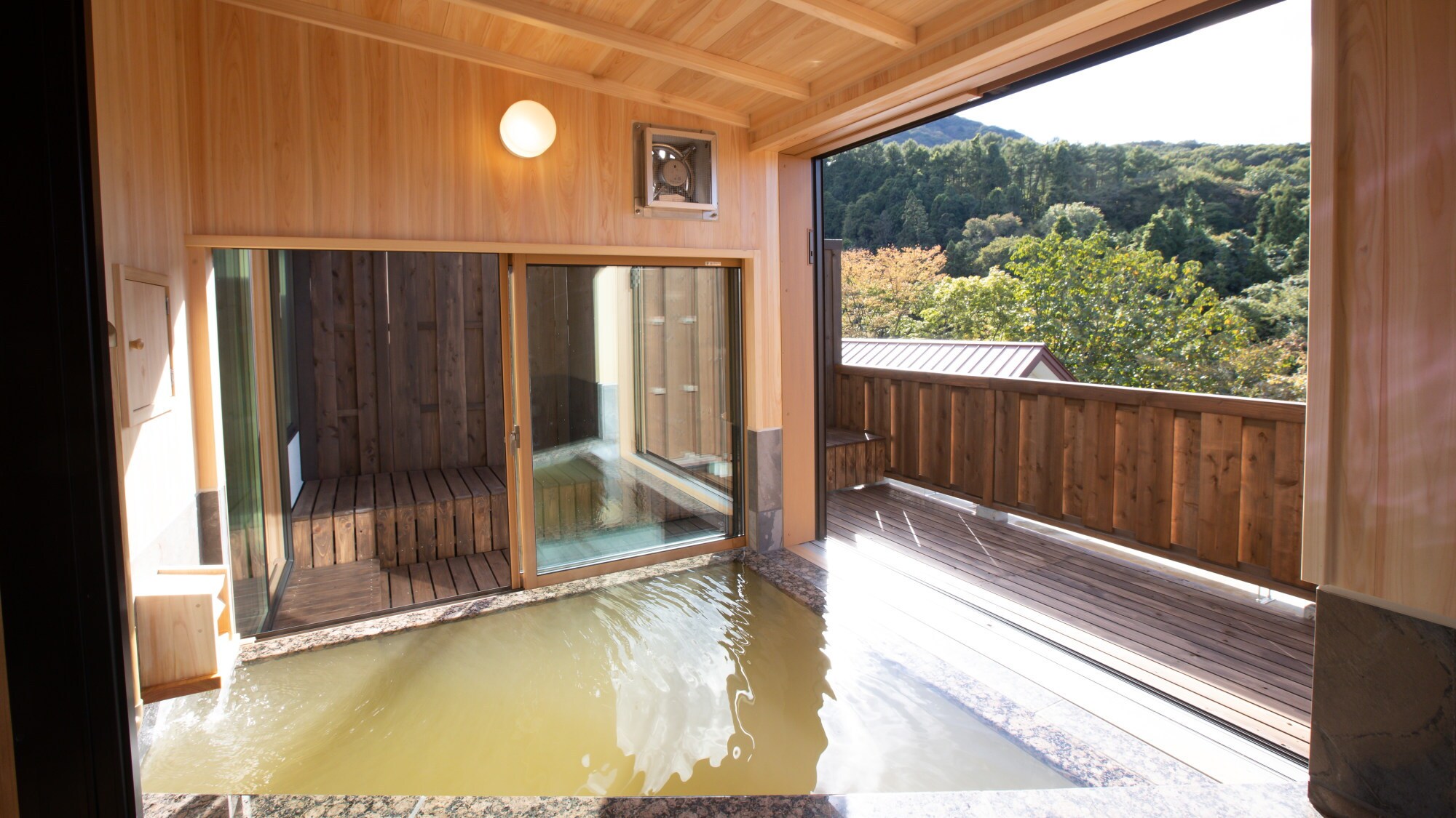 [Main building: Twin room with semi-open-air bath + Japanese-style room (non-smoking)] The room comes with a bathtub with natural hot spring water (example)