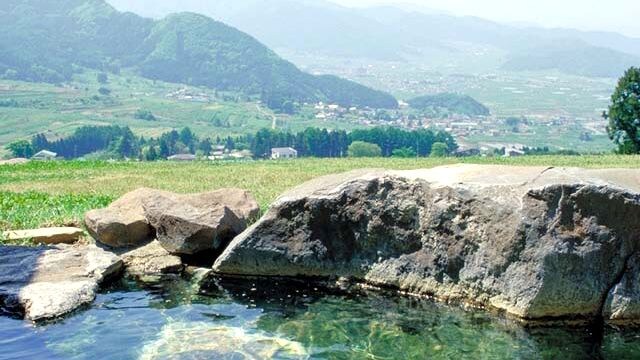 Open-air bath * Tomi no Yu * Overlooking the mountains of Shinshu and Zenkojidaira while soaking in a natural hot spring.