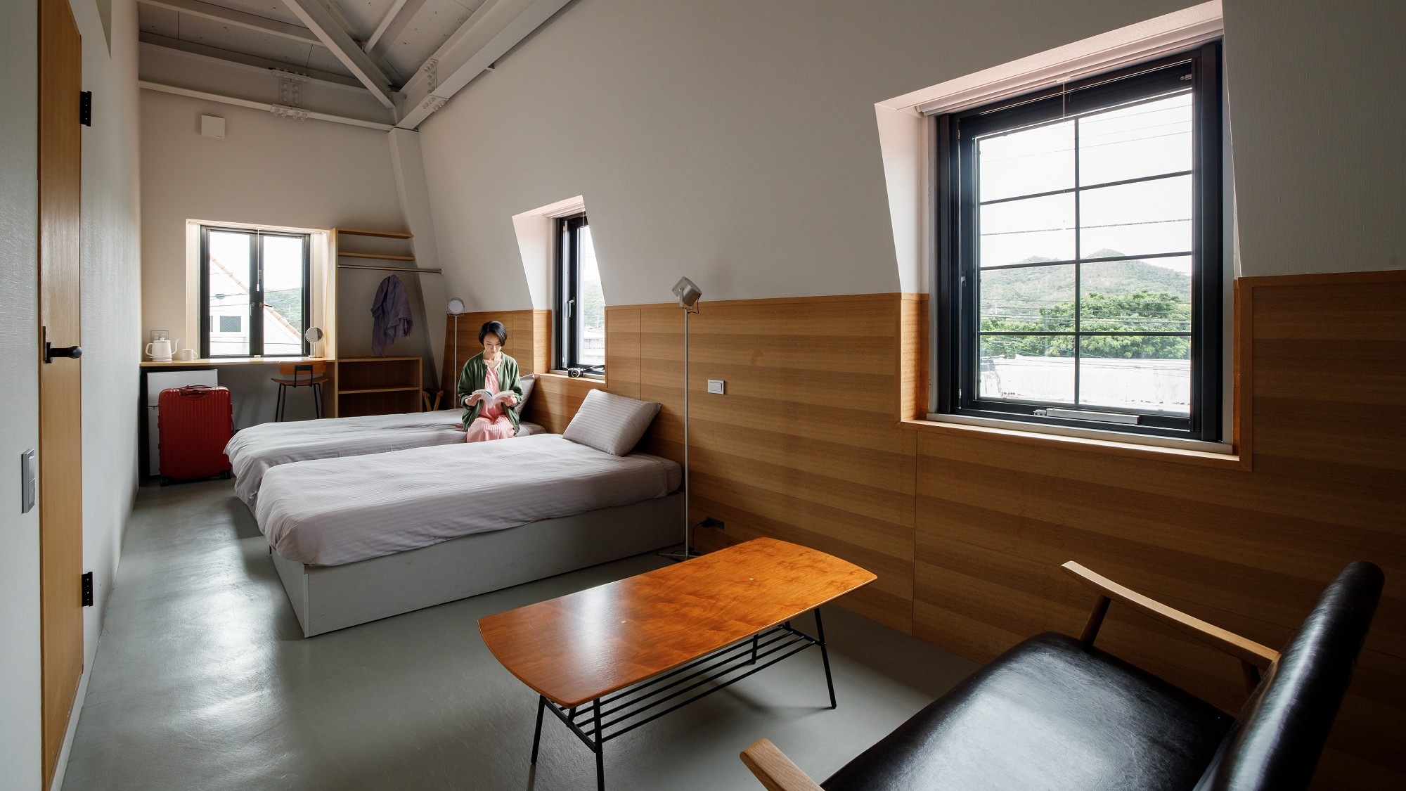 [Luxury Twin] This room has a high ceiling and is open.