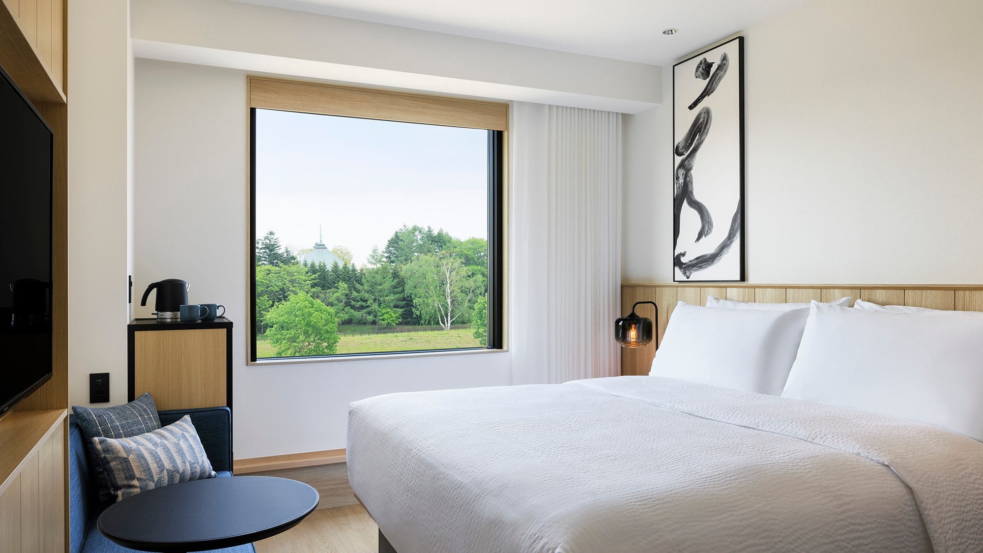大床房：21平方米，无烟，床宽180厘米，在简约而温馨的空间中放松身心。