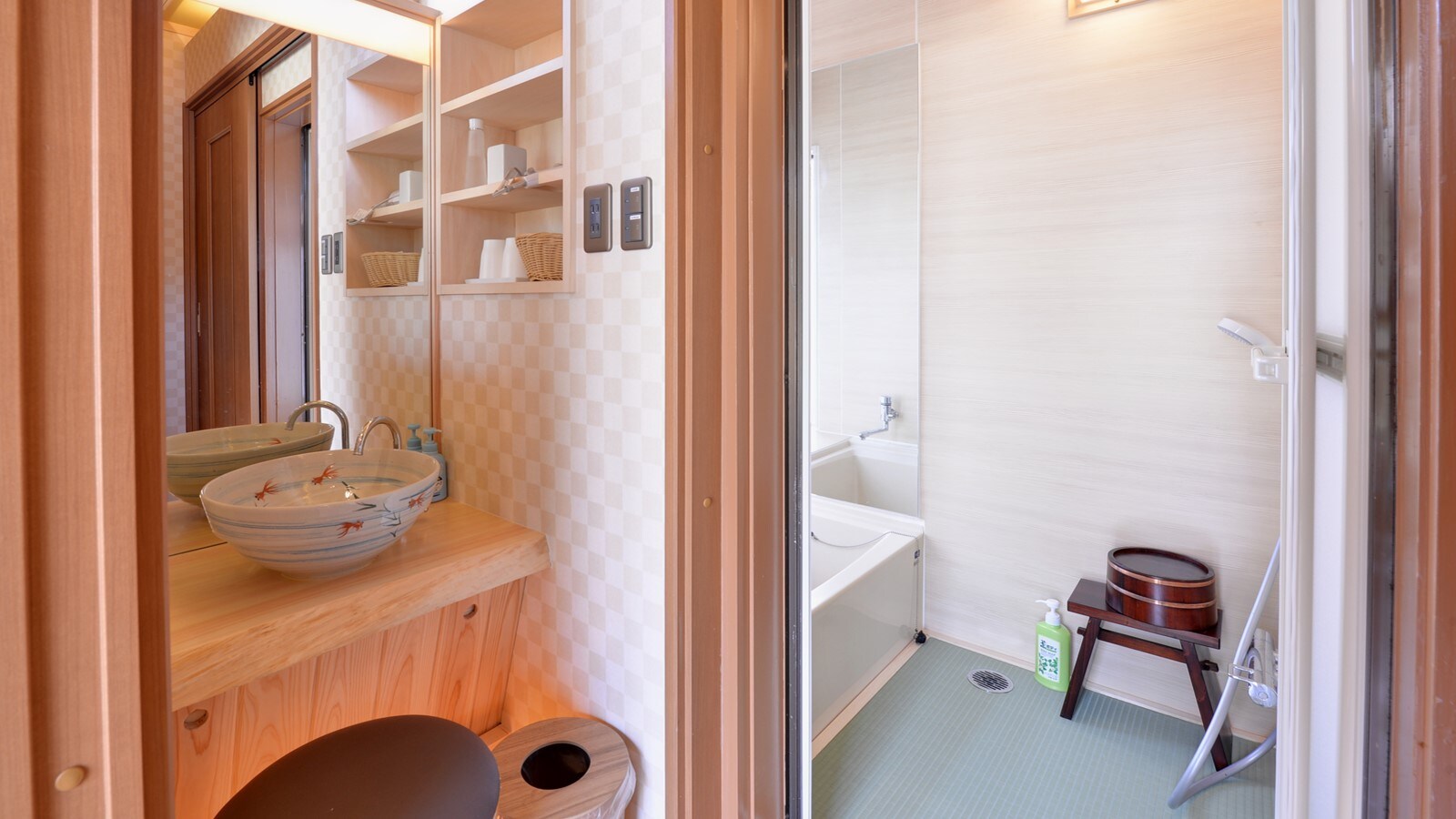 *VIP room (example of guest room) / Well-cleaned bathroom and washroom