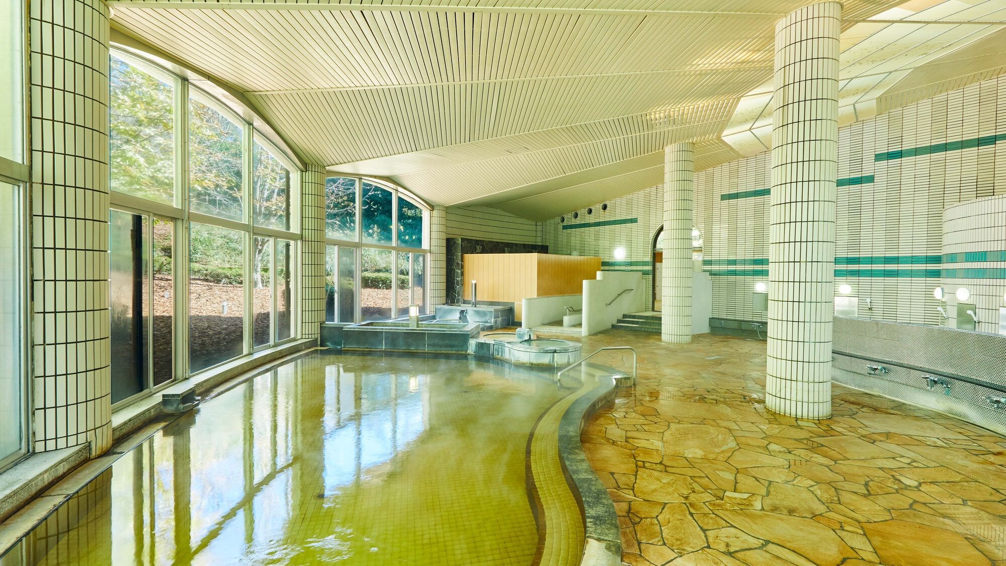 引以为豪的挑高天花板、开放感十足的大型公共浴池