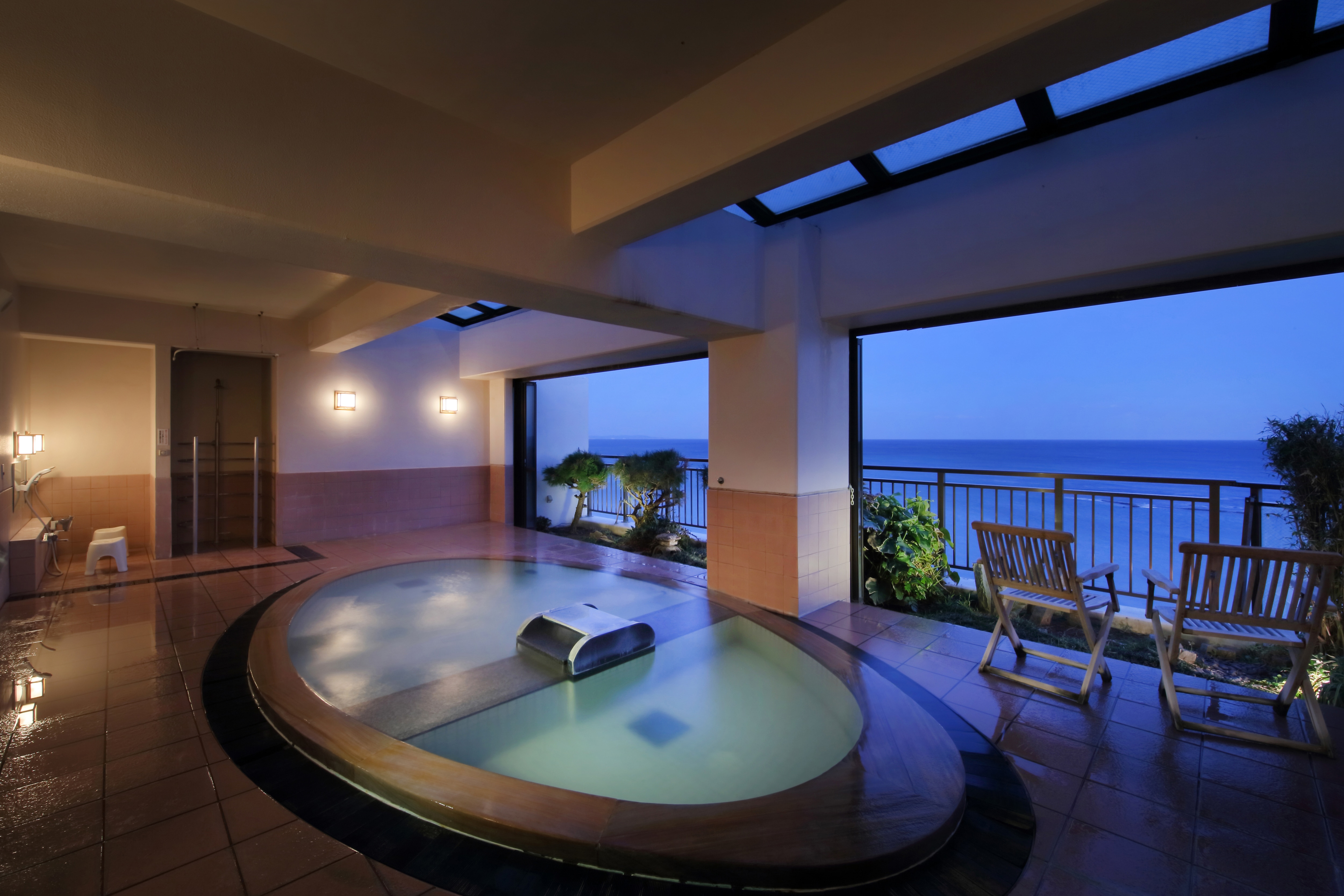 The open-air observation bath on the top floor [Mugen] is a great place to spend time talking to the white clouds and seabirds while looking down at the sea.