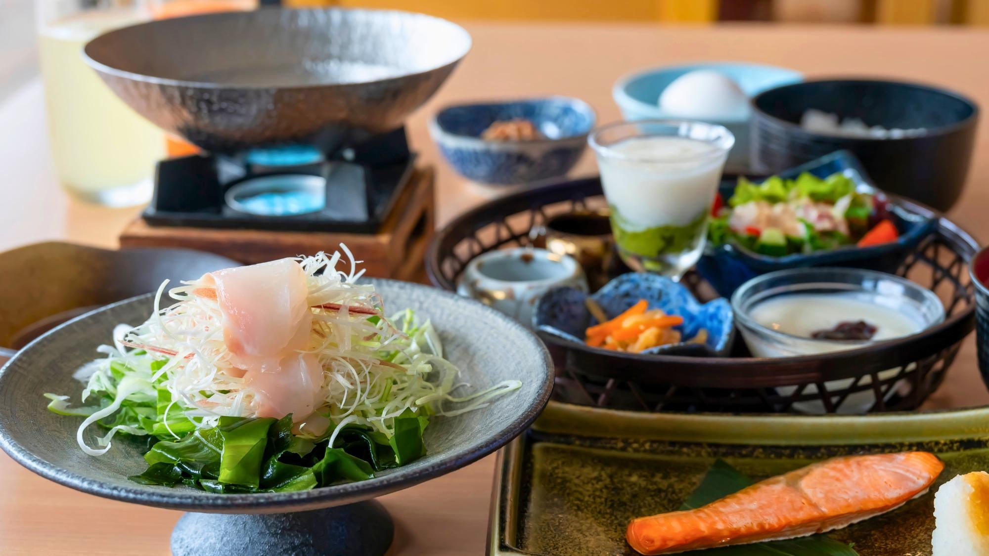 Freshly cooked rice with plenty of side dishes. You can have as much rice as you want, and you can also have as much natto and eggs as you like.