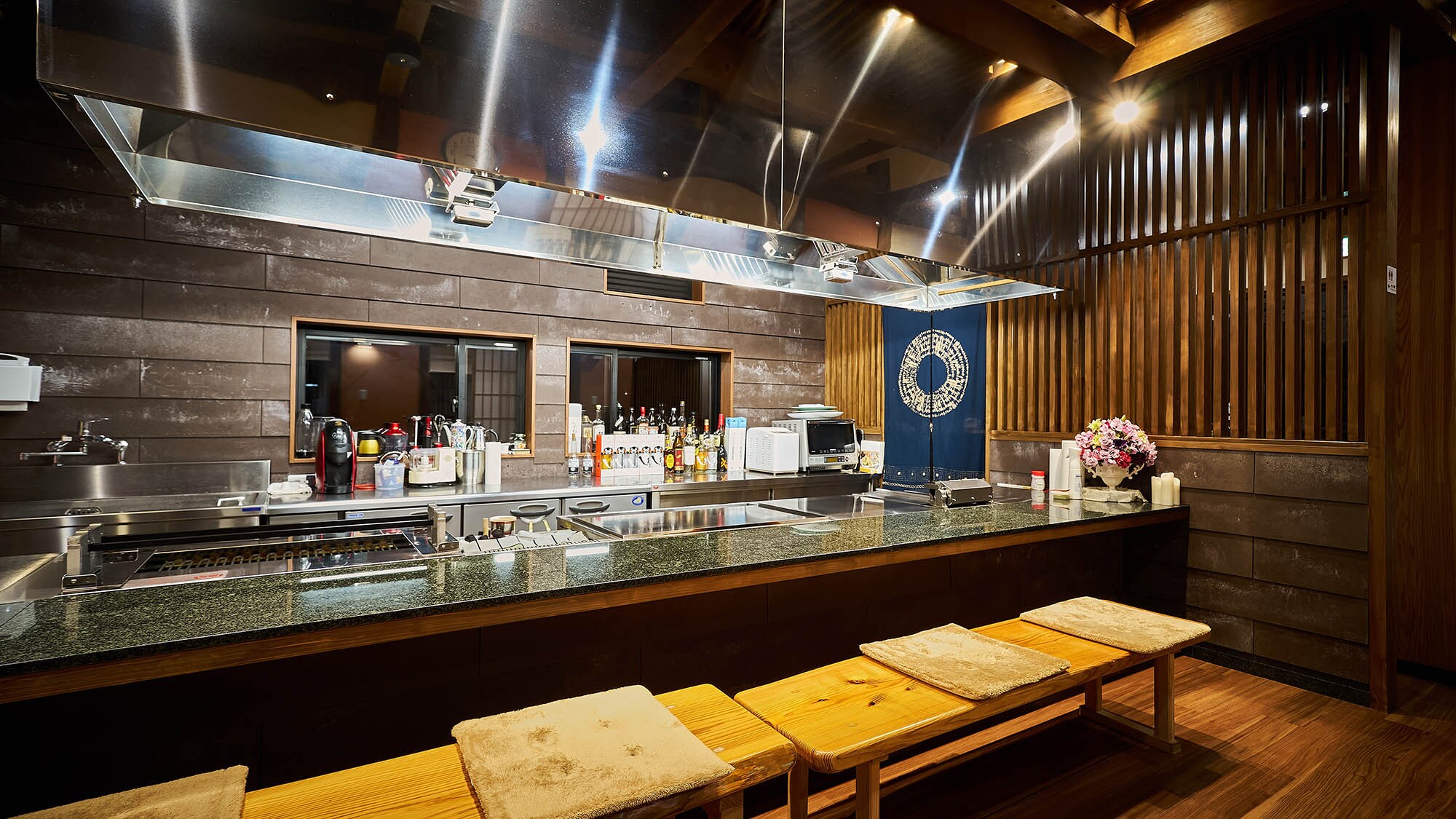 ・[Dining] Enjoy our carefully prepared dishes, handmade with love by our chef.