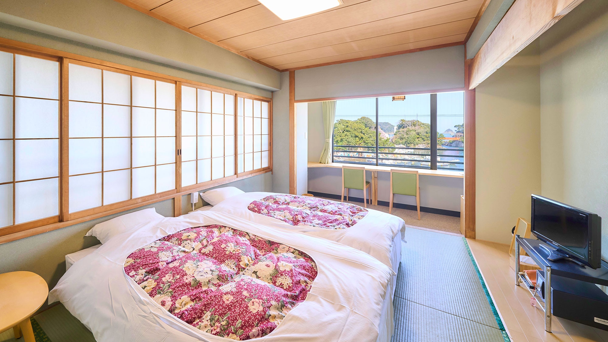 ・[Japanese-Western style room] A bed is provided in the tatami room. Even those with weak legs can relax and enjoy their stay.