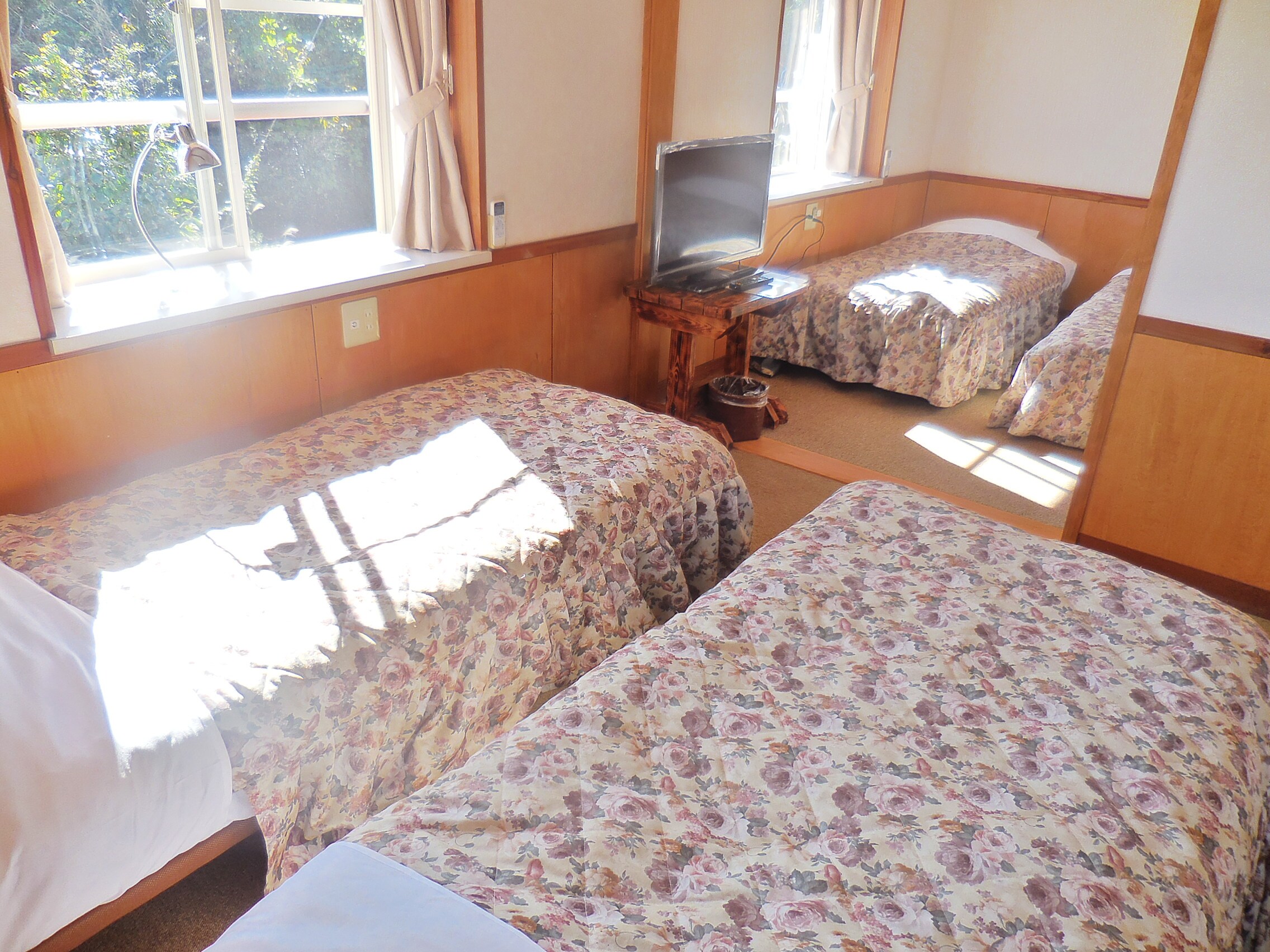 A room for 4 to 5 people with a view of Izu Oshima