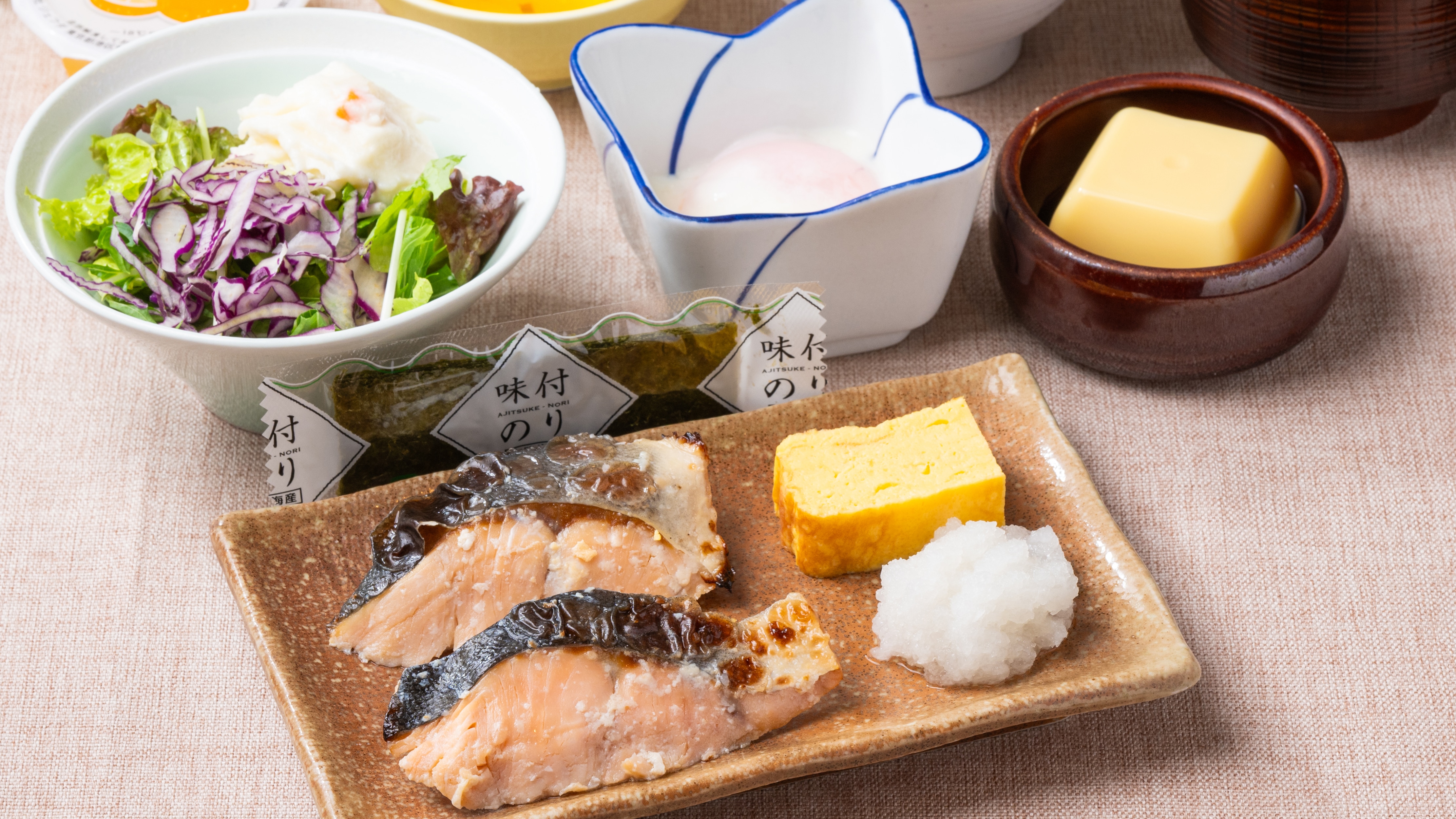 ชุดปลาวันนี้ที่ร้านอาหารเช้า "Gomaichi" ในโรงแรม APA Hotel Iidabashi Ekimae