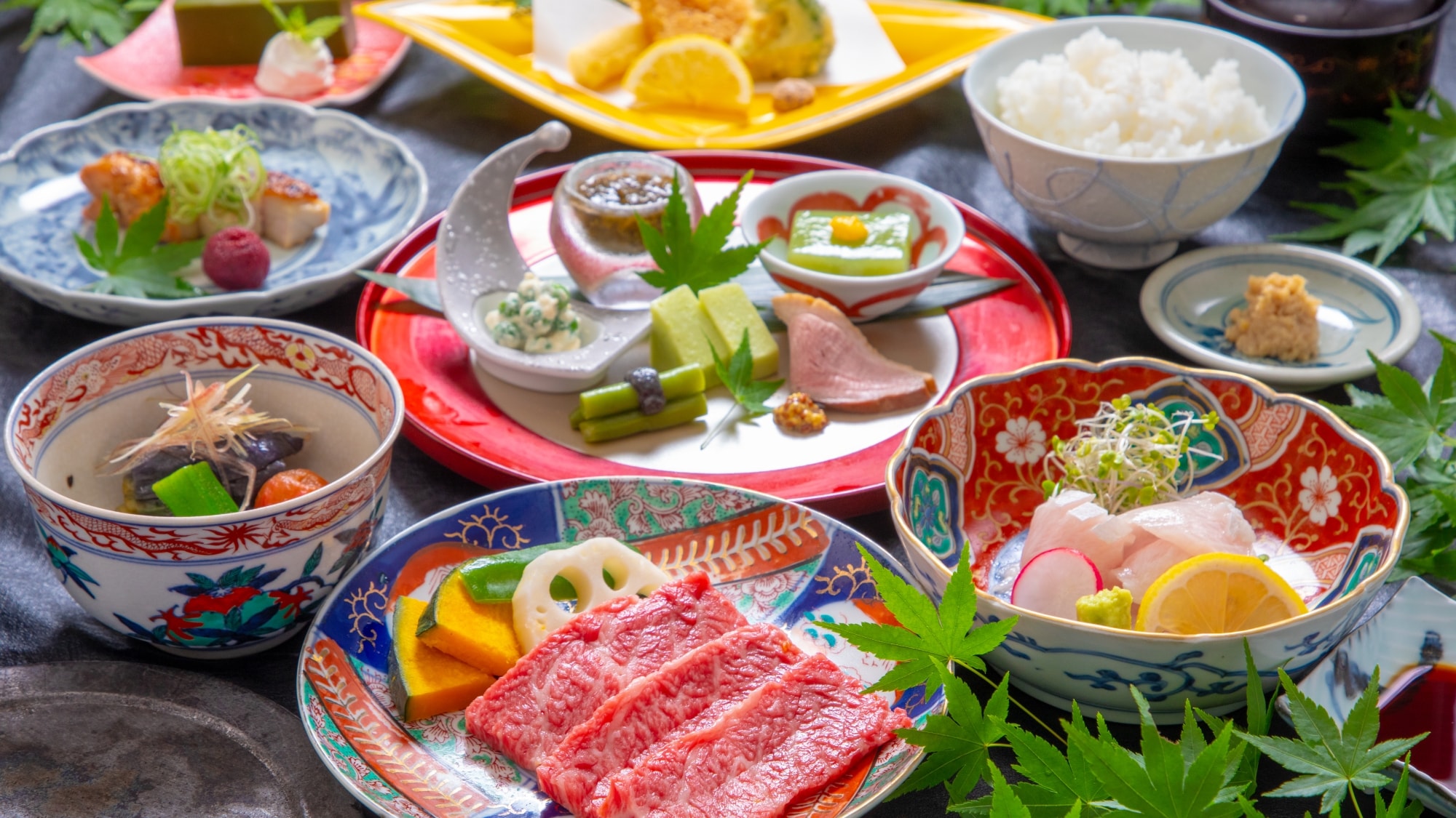 [Ví dụ về bữa tối] Một bữa ăn kaiseki sang trọng với các nguyên liệu theo mùa.