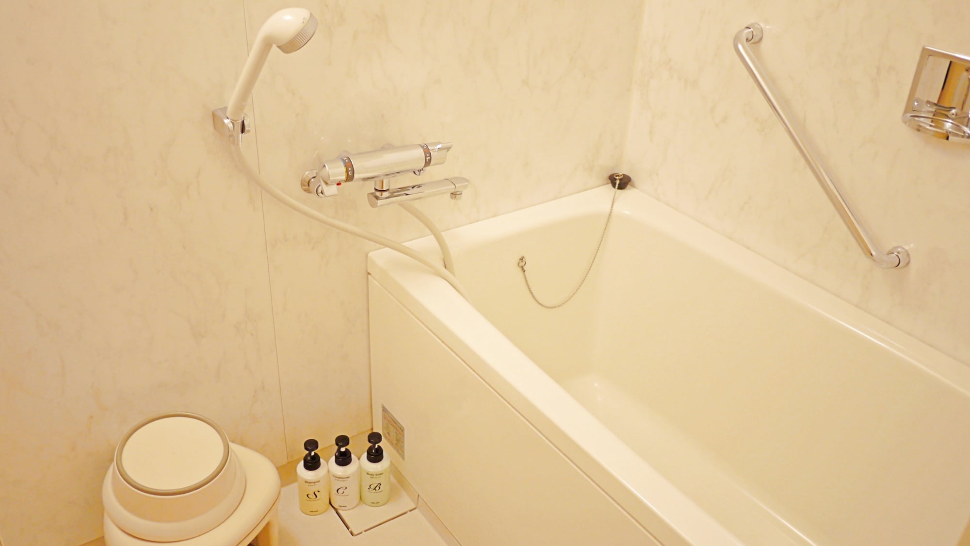 Kamar bergaya Jepang, kamar royal twin, dan kamar bergaya Jepang-Barat memiliki bathtub dan toilet terpisah. Ada juga kamar mandi!