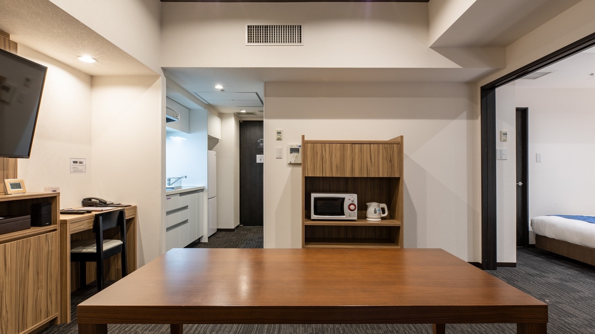 ◆Grand Suite｜A spacious living and dining area with a kitchen.
