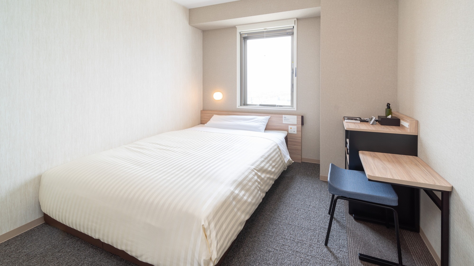 A 150cm wide bed and a mattress with just the right amount of firmness will ensure you a good night's sleep.