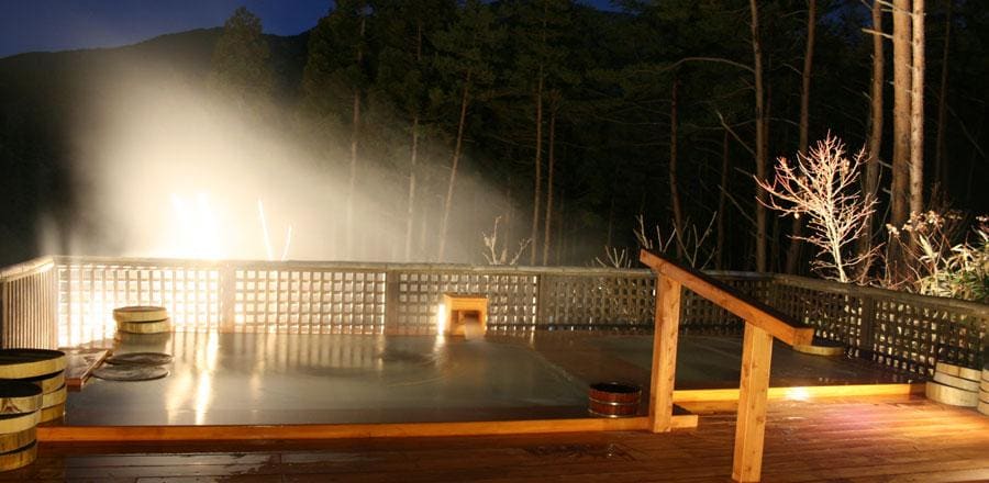 34 Open-air bath (night)