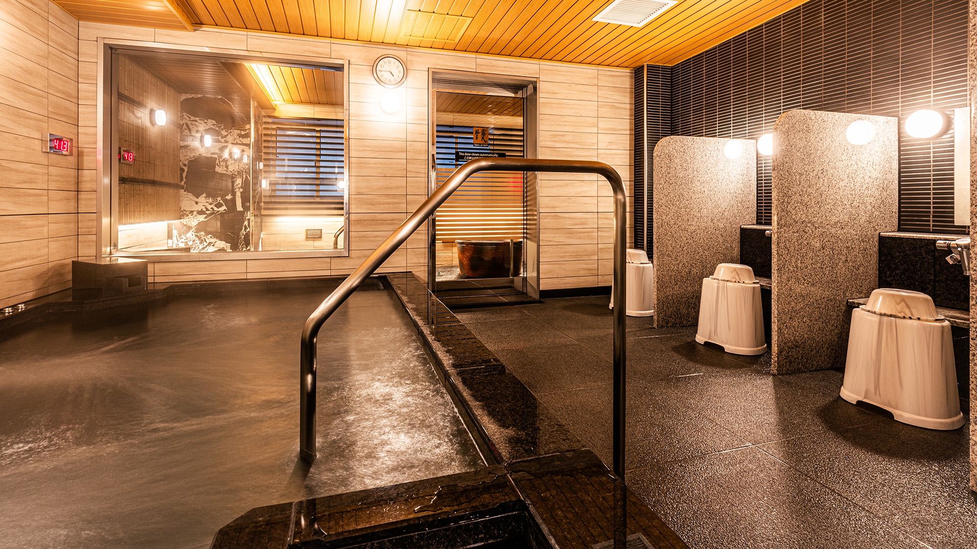 Large bath, indoor bath