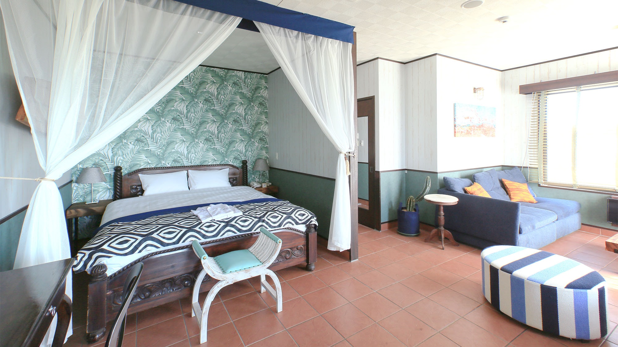 ・Deluxe Double Room Branches: A calming room with a blue theme.