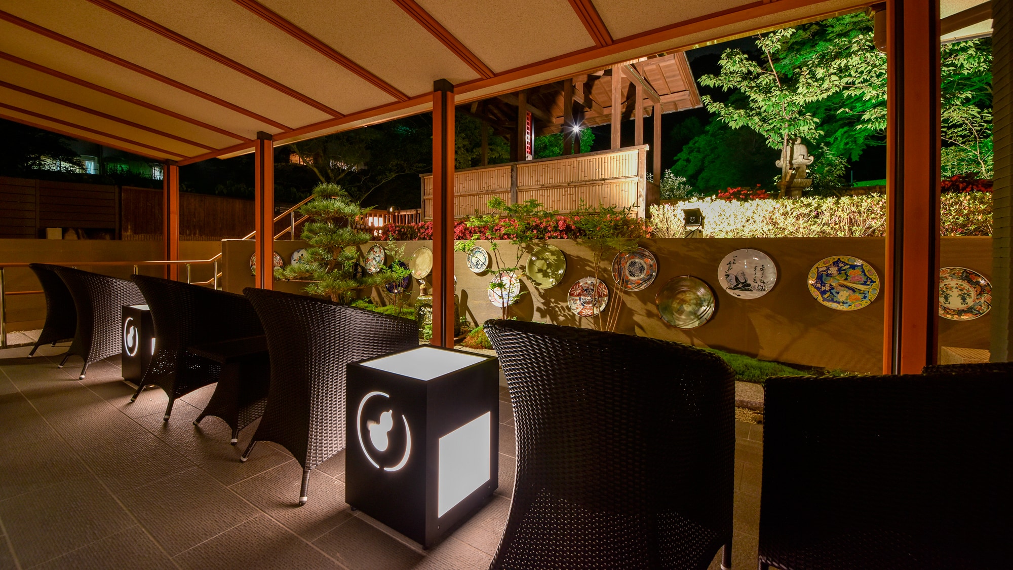 [Lobby Terrace / Night] It is a lobby terrace at night where you can enjoy the soft light and the sound of insects.