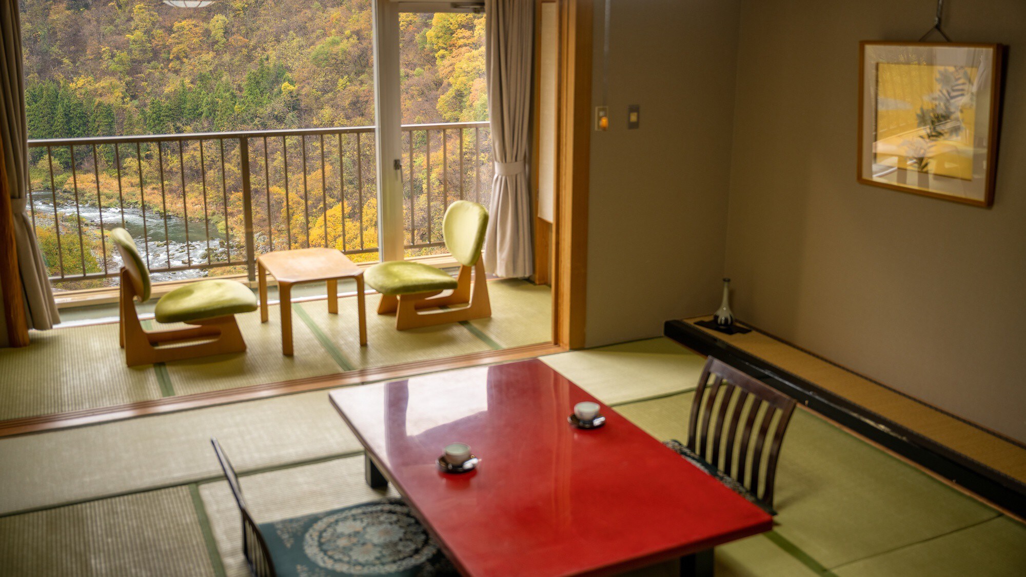 [Main Building Japanese-style room] A pure Japanese-style space with a large step and an alcove.