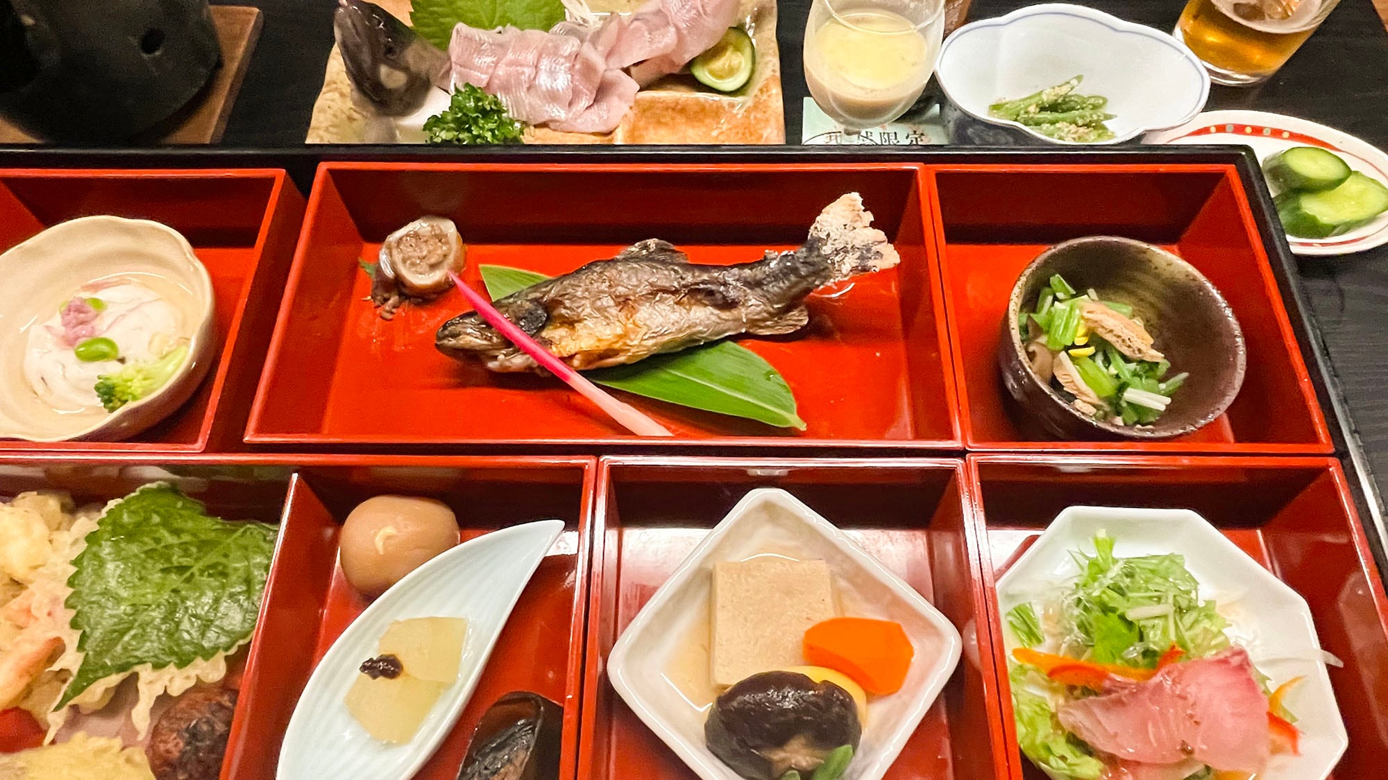 ・[晚餐範例] 我們提供一頓晚餐，讓您可以品嚐時令食材，彷彿正在吃整個大自然。
