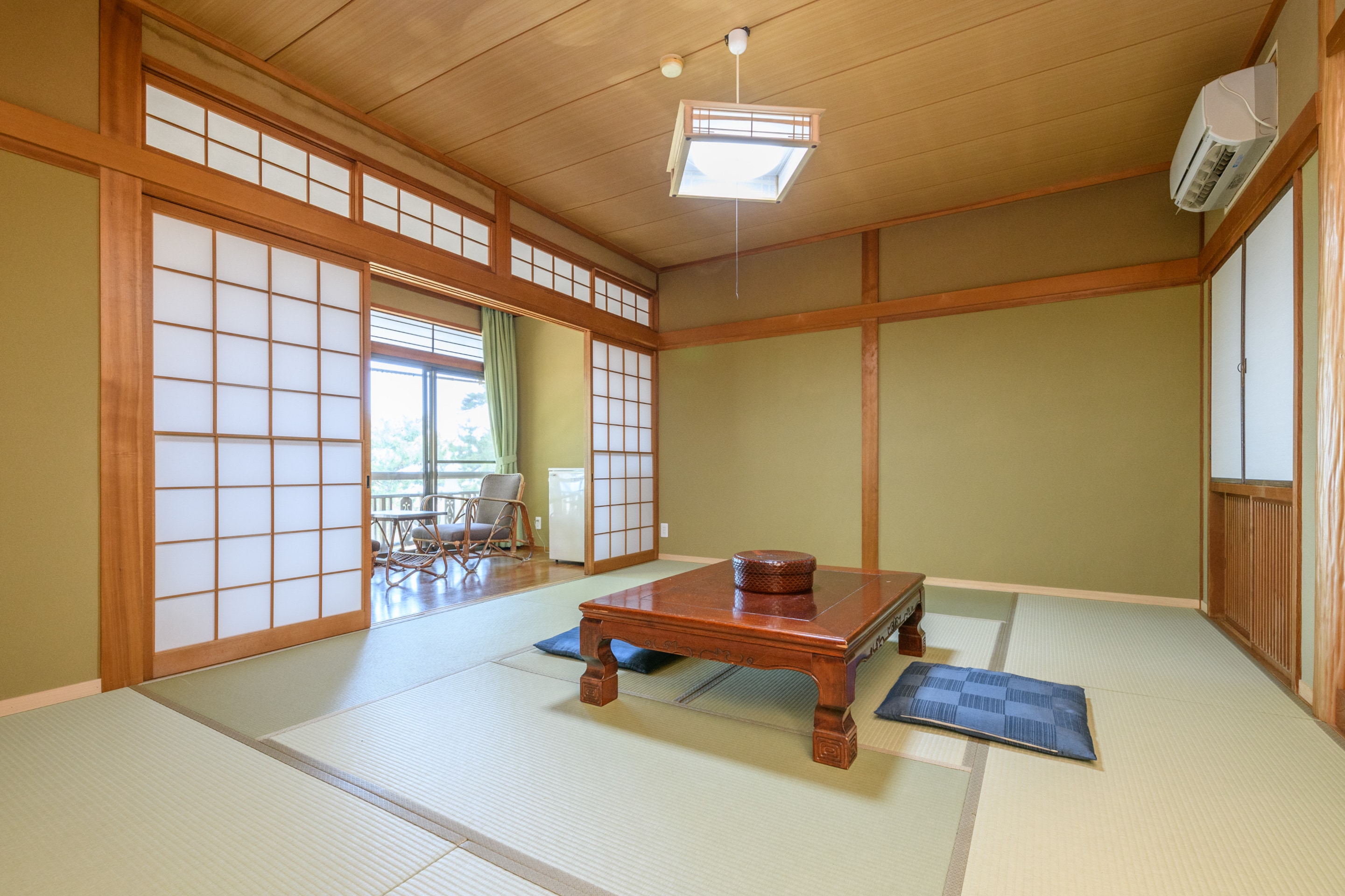 Japanese-style non-smoking room for 5 people (example of a room)