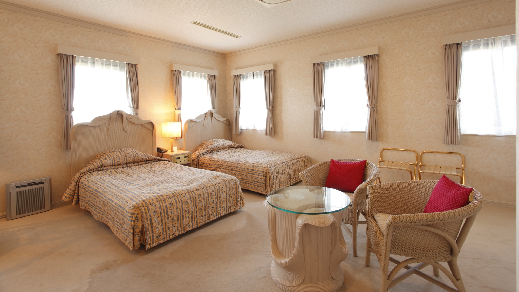 Relax in a chic guest room (example of a guest room)