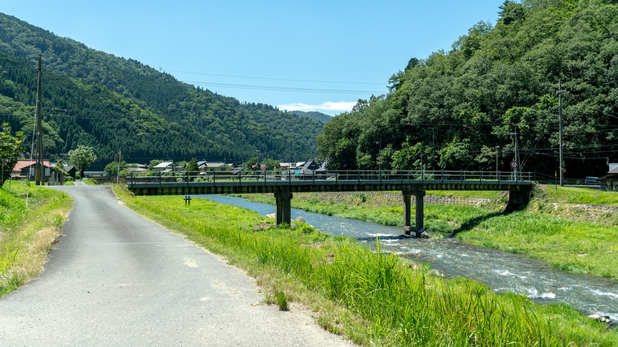 [Torch] The Yura River flows nearby. You can enjoy splashing around in the water in the summer.