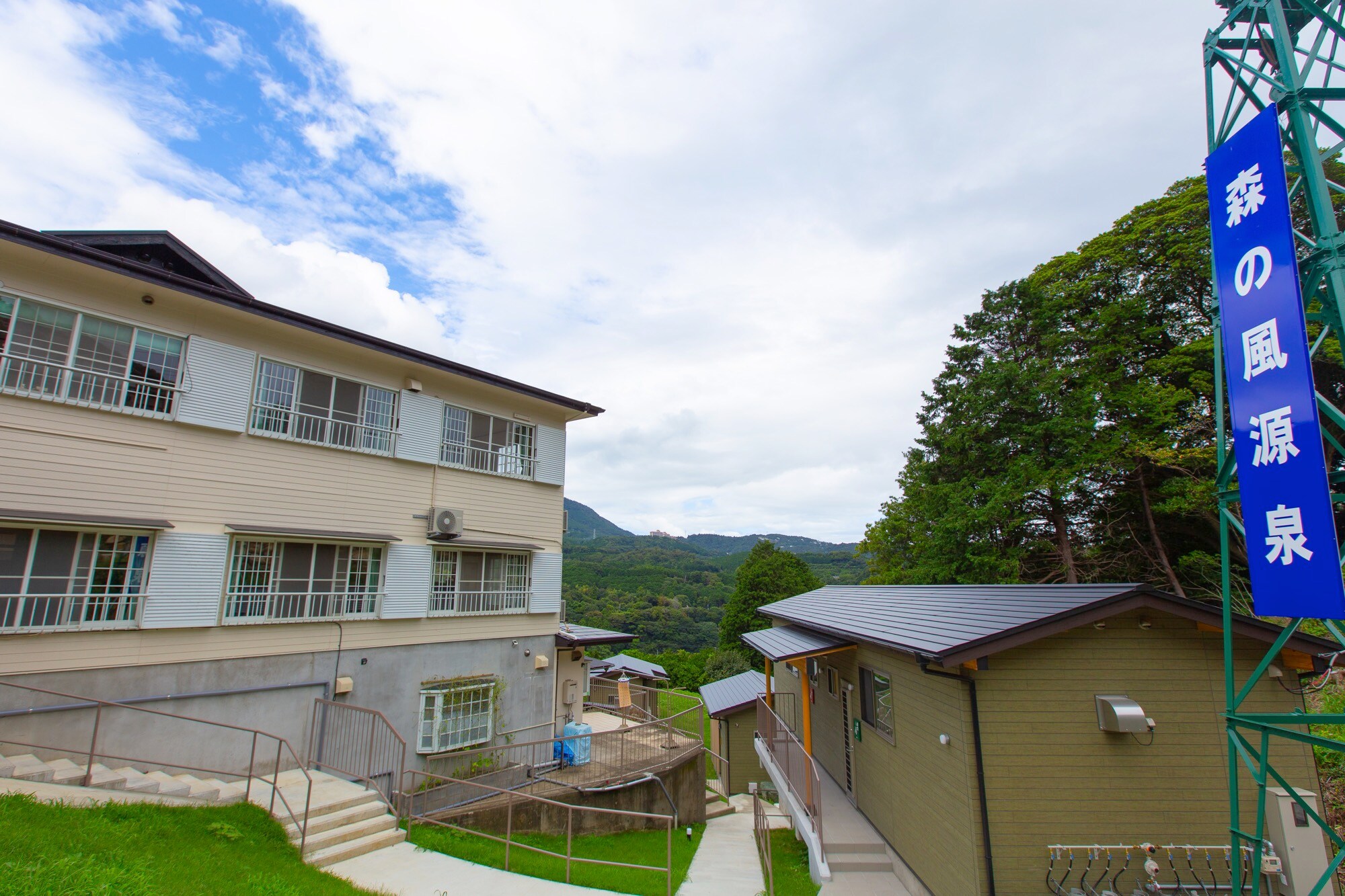 We have our own hot spring source on the premises! We have a hot spring pool and a hot spring bath.