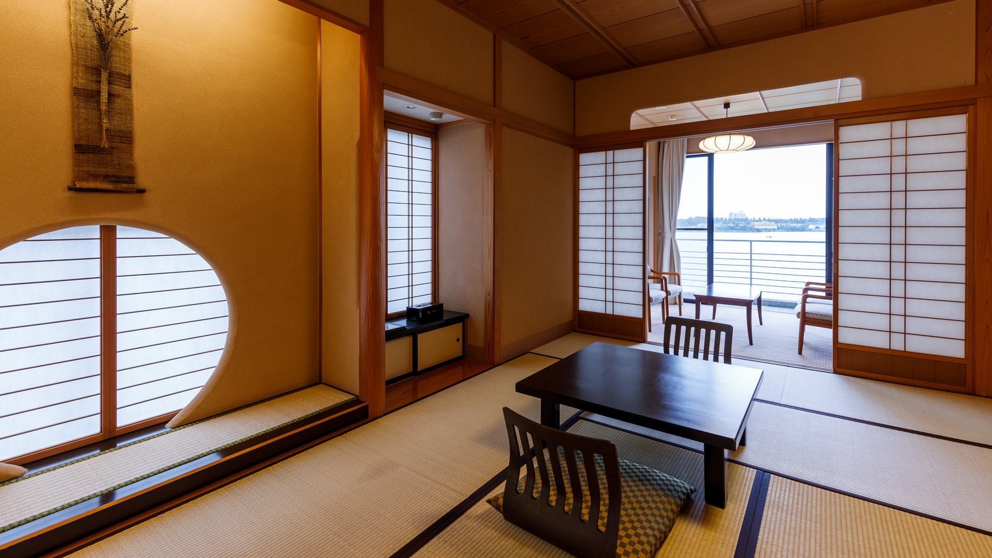 In order to protect private time, we have laid out futons in advance, refraining from entering and leaving the room (an example with a hot spring rock bath).