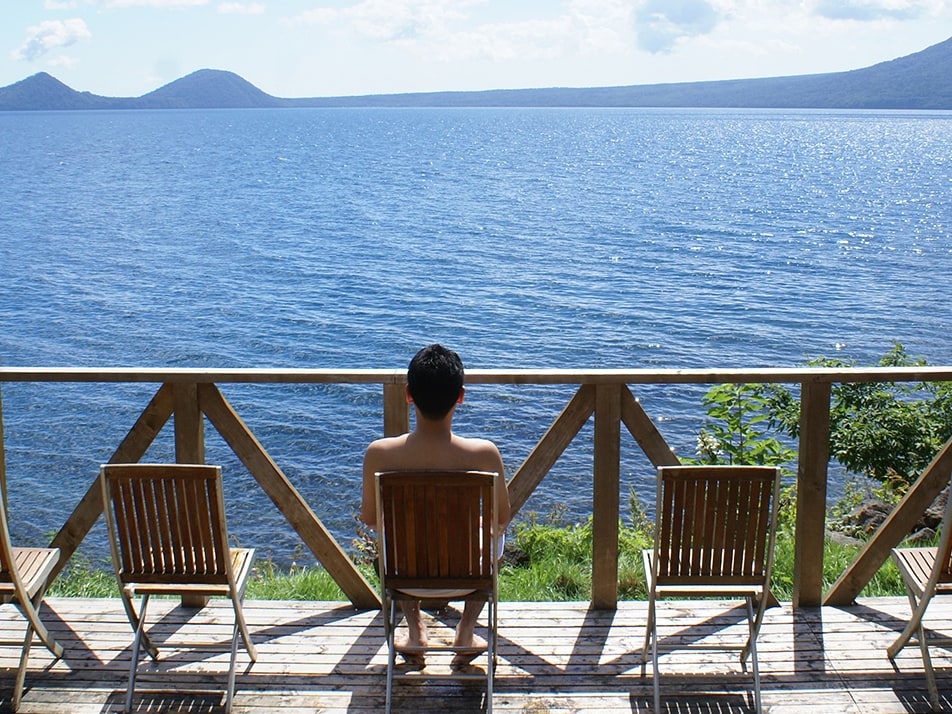 The men's public bath "Outdoor Bath (Totoi Time)" has a spectacular view of Lake Shikotsu National Park.